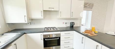 Frigorifero, forno, piano cottura, bollitore elettrico