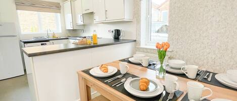 Frigorífico, horno, placa de cocina y hervidor eléctrico