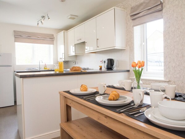 Fridge, oven, stovetop, electric kettle