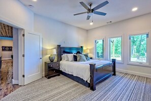 5 quartos, escrivaninha, ferros/tábuas de passar roupa