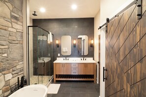 Shower, hair dryer, towels, soap - Gorgeous Top Floor Condo - Panoramic Mountain Views Overlooking Gatlinburg (Gatlinburg)