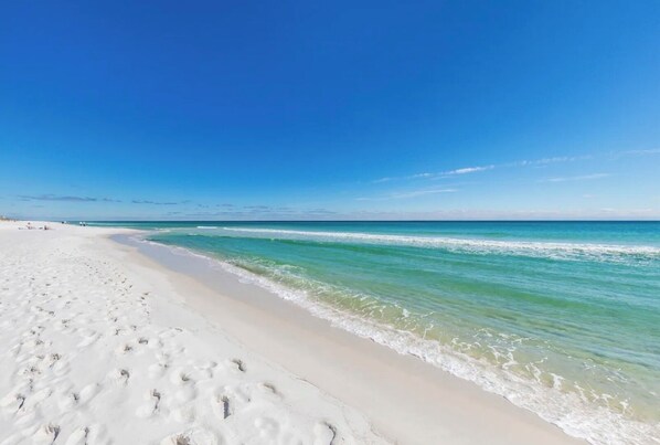 Playa en los alrededores y camastros 