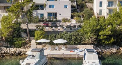 Charming 2-bedroom apartment in delightful Pasadur with WiFi, AC, coast line.