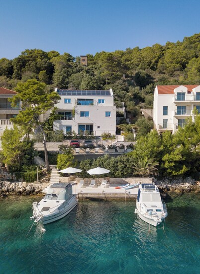 Charming 2-bedroom apartment in delightful Pasadur with WiFi, AC, coast line.