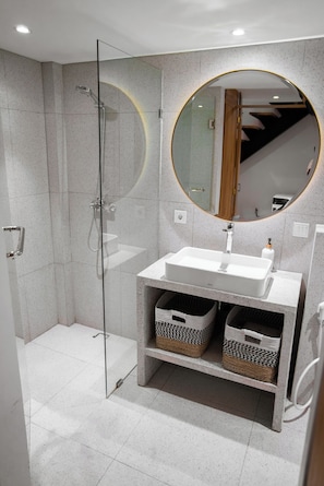 Douche, sèche-cheveux, serviettes fournies, savon