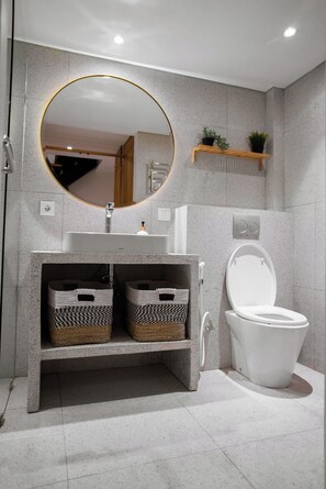 Dusche, Haartrockner, Handtücher, Seife