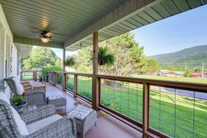 Terrace/patio - Modern Sevierville Cottage w/ Hot Tub + Game Room (Sevierville)