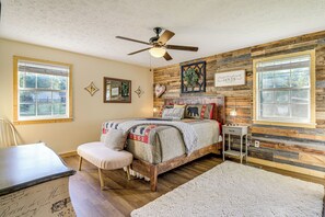 3 bedrooms, iron/ironing board, travel cot, Internet - Modern Sevierville Cottage w/ Hot Tub + Game Room (Sevierville)