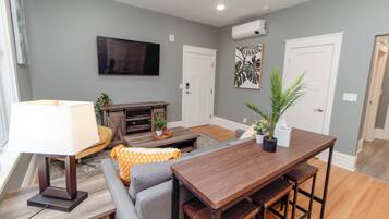 One Bedroom Apartment Unit 4 | Área de estar | Smart TV 50 polegadas com canais digitais