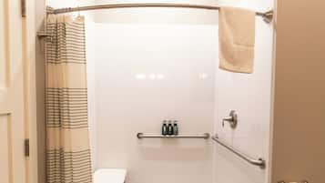 One Bedroom Apartment Unit 2 | Banheiro | Chuveiro, produtos de toalete grátis, secador de cabelo