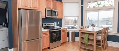 One Bedroom Apartment Unit 3 | 私人廚房 | 大型冰箱、微波爐、烤箱、爐台