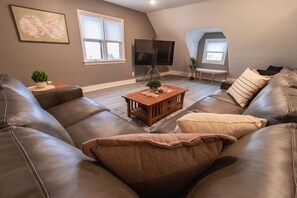 Apartament prèmium | Sala d'estar | Televisor intel·ligent de 50 polzades amb canals digitals
