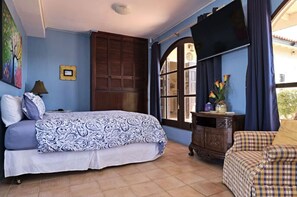 6 bedrooms, desk, WiFi, bed sheets
