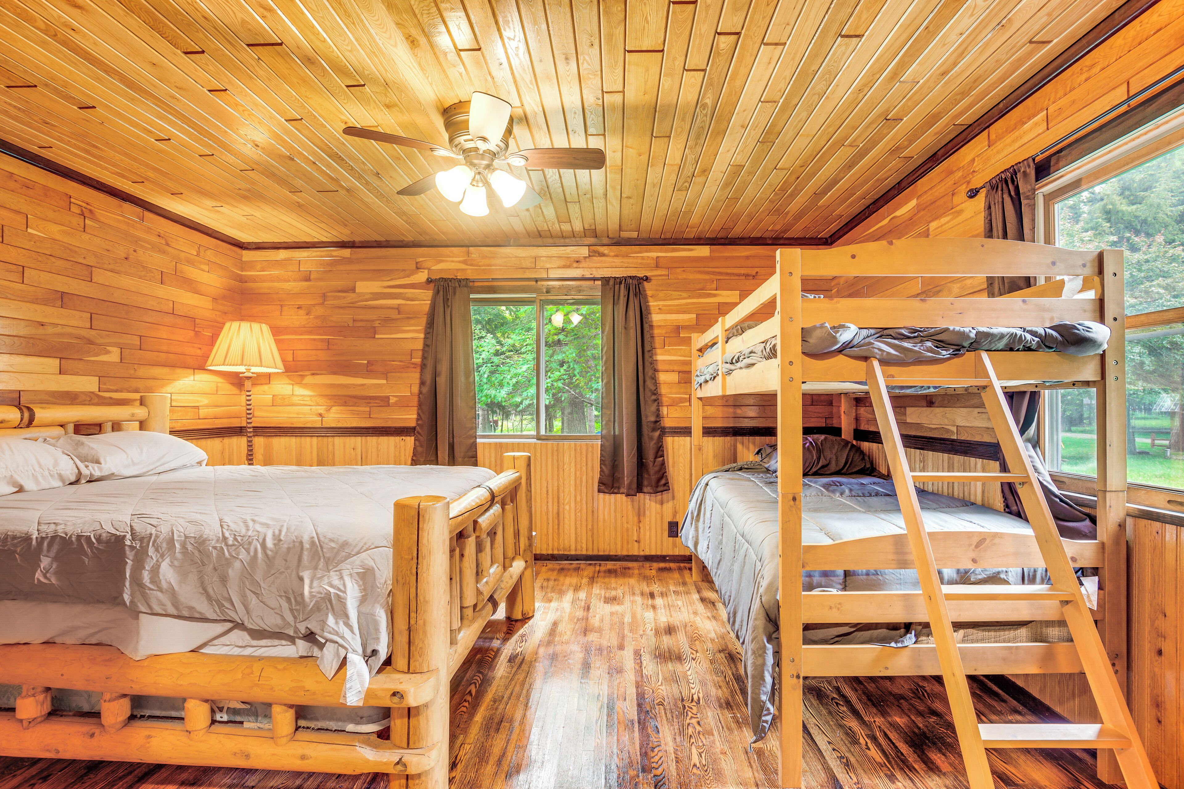 2 bedrooms, desk, internet, bed sheets
