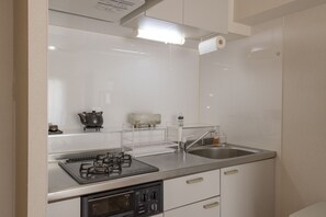 Køleskab, mikrobølgeovn, ovn, kaffe-/temaskine