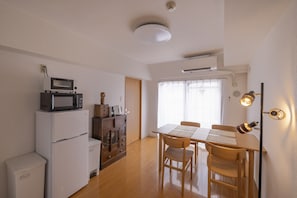 ثلاجة، ميكروويف، فرن، ماكينة لصنع القهوة/الشاي