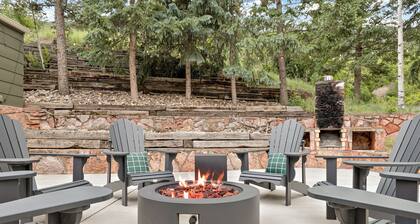 Chipita Pines: Hot Tub Haven & Ultimate Relaxation