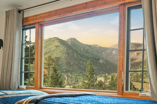 Serene Mountain Retreat: Views, Hot Tub, Fireplace