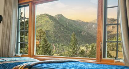 Serene Mountain Retreat: Views, Hot Tub, Fireplace