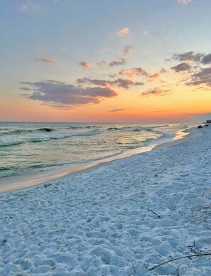 Sun loungers, beach towels - Coastal Charm, CANAL FRONT 🌴Condo, 5 Pools, Hot Tub, walk to beach Dog-Friendly! (Destin)
