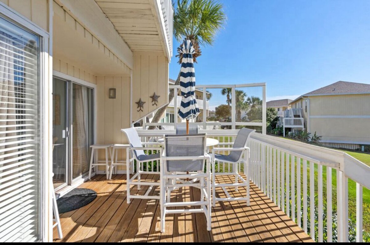 Coastal Charm, CANAL FRONT 🌴Condo, 5 Pools, Hot Tub, walk to beach Dog-Friendly!