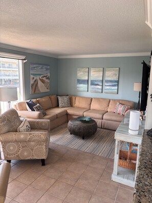 Smart TV, books - Coastal Charm, CANAL FRONT 🌴Condo, 5 Pools, Hot Tub, walk to beach Dog-Friendly! (Destin)
