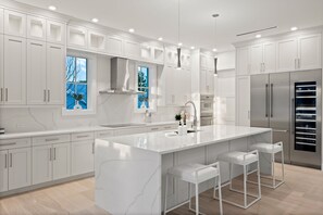 Fridge, microwave, oven, stovetop - Brand new 4bdr, 5 bath luxury house 1 mile from 5th Avenue and Beached (Naples)