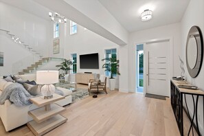 Smart TV, books, video library, stereo - Brand new 4bdr, 5 bath luxury house 1 mile from 5th Avenue and Beached (Naples)