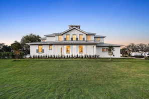 Exterior - Brand new 4bdr, 5 bath luxury house 1 mile from 5th Avenue and Beached (Naples)