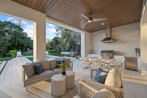 Outdoor dining - Brand new 4bdr, 5 bath luxury house 1 mile from 5th Avenue and Beached (Naples)