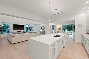 Interior - Brand new 4bdr, 5 bath luxury house 1 mile from 5th Avenue and Beached (Naples)