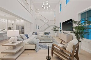 Smart TV, books, video library, stereo - Brand new 4bdr, 5 bath luxury house 1 mile from 5th Avenue and Beached (Naples)