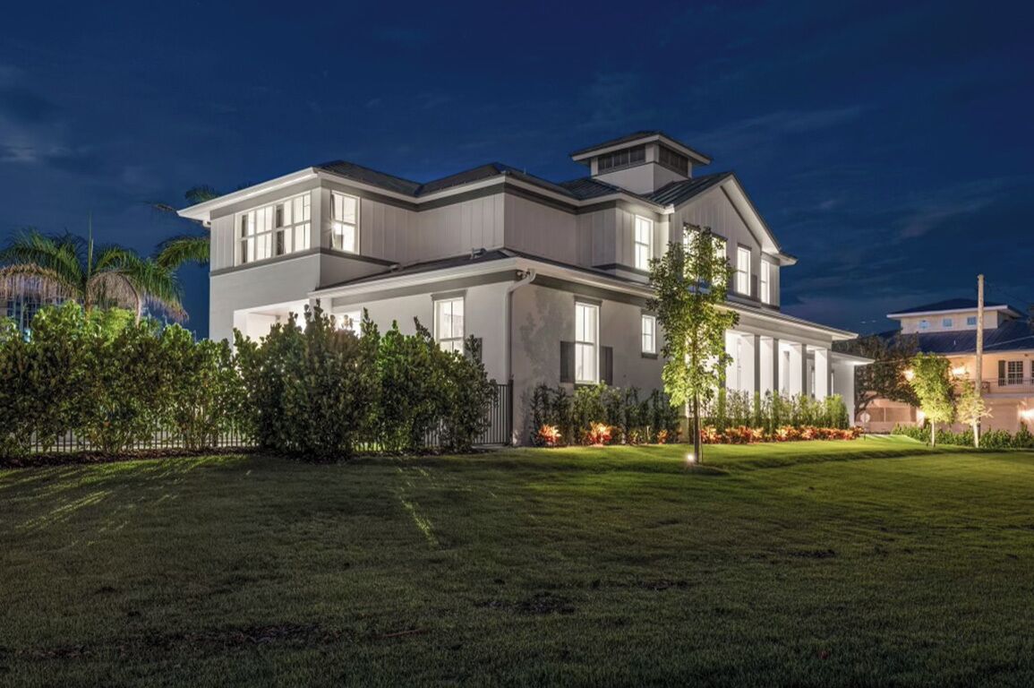 Brand new 4bdr, 5 bath luxury house 1 mile from 5th Avenue shopping and beaches