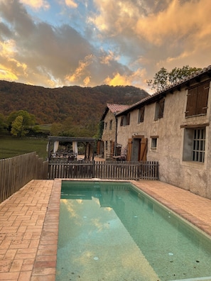 Una piscina al aire libre