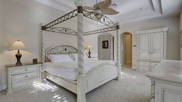 4 bedrooms, desk, travel crib, WiFi