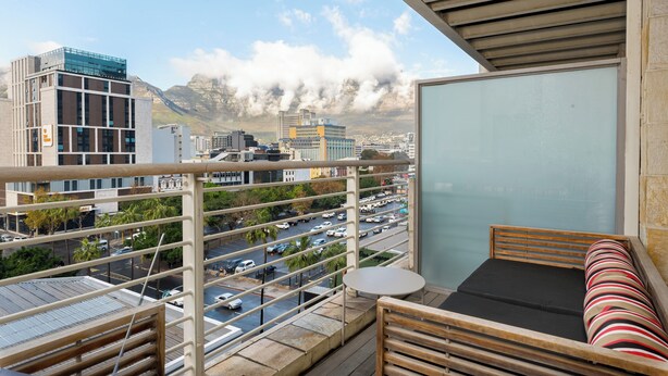 A balcony with a view of a cityscape and mountains. - Elegant 1 Bedroom Loft - Soho on Rose (Cape Town)