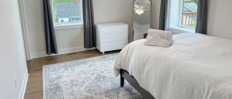 4 habitaciones, escritorio y tabla de planchar con plancha