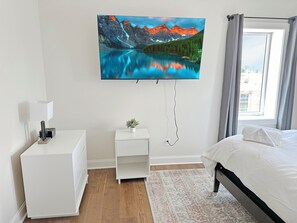 4 quartos, escrivaninha, ferros/tábuas de passar roupa, berço de viagem