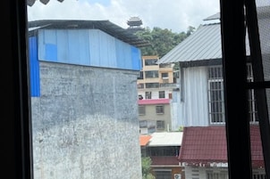 Vista de una zona residencial con edificios de varios pisos, algunos con balcones y ventanas visibles.