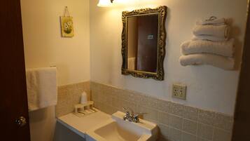 Chambre, 1 trĂšs grand lit | Salle de bain