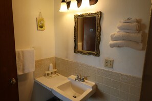 Chambre de base, 1 trĂšs grand lit | Salle de bain | Douche, serviettes fournies, savon, shampooing