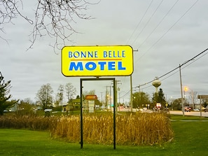 Exterior - Bonne Belle Motel (Kewaskum)