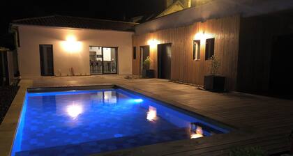 Maison neuve, piscine chauffée, jardin clos.
PrÚs centre historique Périgueux