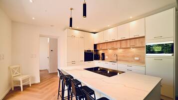 Een koelkast, een microgolfoven, een oven, een kookplaat