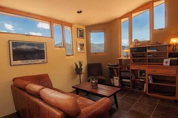 Smart TV, DVD player, books, music library - Luxe Bisbee "Eco-Casita" Retreat in the Mountains with SRT* (Cochise County)