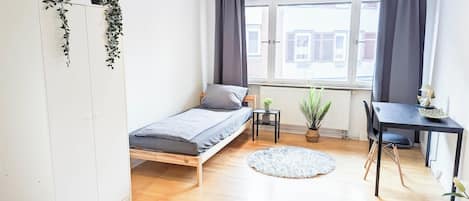3 bedrooms, desk, iron/ironing board, free WiFi