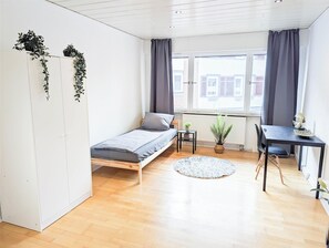 3 habitaciones, escritorio, tabla de planchar con plancha y wifi gratis