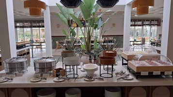 Petit déjeuner buffet servi tous les jours en supplément