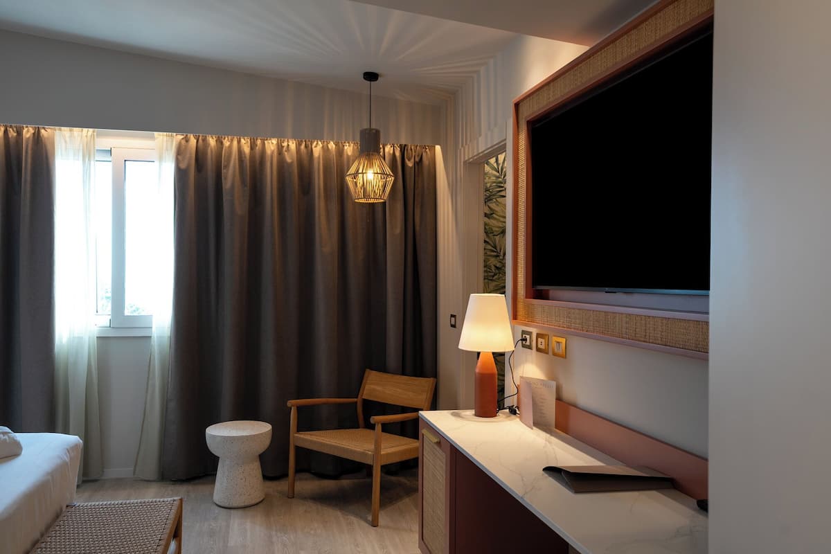 Minibar, in-room safe, desk, laptop workspace