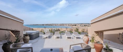 Suite, 1 King Bed, Accessible | Balcony view